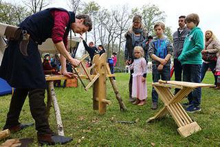 Foto van een demonstratie met een zelfgemaakte span-zaag